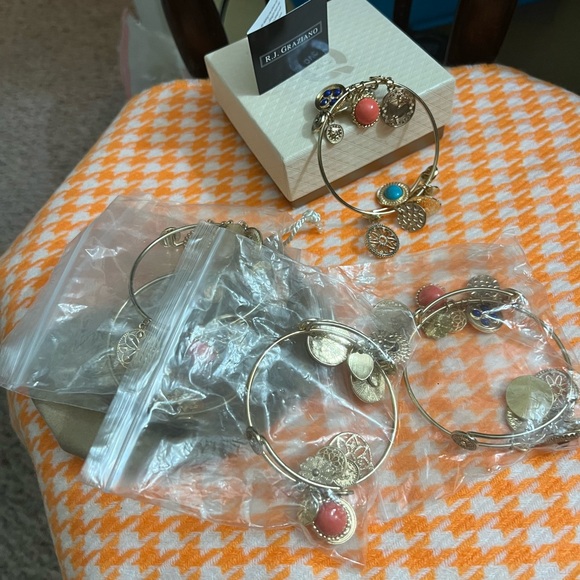 5 pcs. RJ GRAZIANO lucky Charm Gold Tone bracelet set. 🆕 - Picture 2 of 4